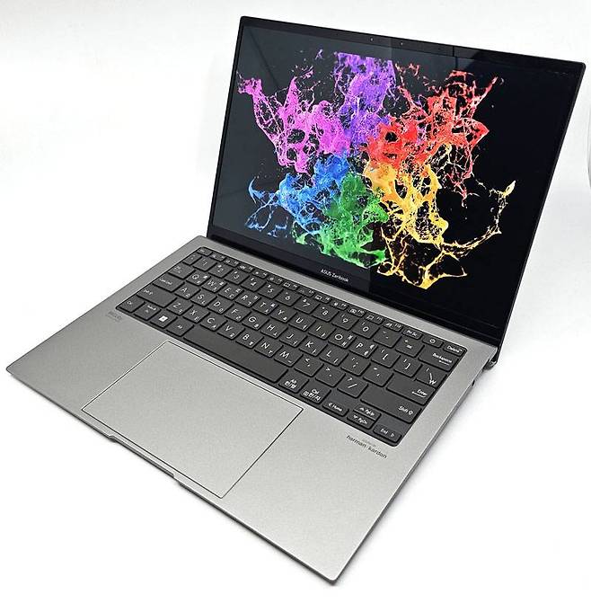 에이수스 젠북 S 13 OLED / 출처=IT동아