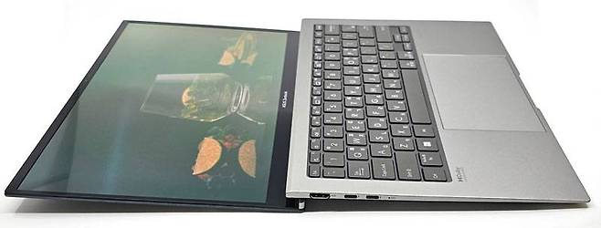 화면을 180도까지 펼칠 수 있는 힌지를 갖췄다 / 출처=IT동아