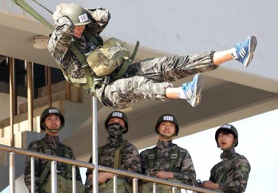 지난 2019년 9월 펜싱 국가대표 오상욱(위)이 올림픽 대비 체력·정신력 강화훈련의 일환으로 해병대 공수훈련을 받는 모습. 오상욱은 당시 남자 사브르 세계 랭킹 1위였다. [연합뉴스]