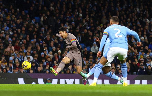 ▲ 토트넘의 손흥민이 4일 영국 맨체스터 에티하드 스타디움에서 열린 2023-2024 EPL 맨체스터 시티와의 경기에 출전해 폭풍같은 질주 뒤 선제골을 터뜨리고 있다. 연합뉴스