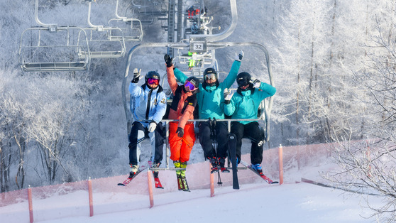 Visitors enjoy a lift ride at Phoenix Pyeongchang in Pyeongchang, Gangwon. [PHOENIX PYEONGCHANG]