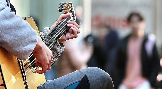 길거리에 울려 퍼지는 핑거 스타일 기타의 선율이 발걸음을 멈추게 합니다. 지나던 행인들도 너무도 아름다운 선율에 하나둘 모여듭니다. 지친 생활을 위로해주는 선물 같습니다.  이승환 기자