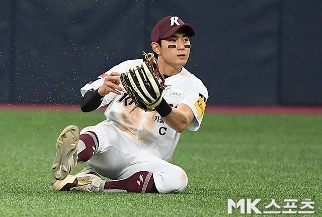 이정후가 키움 히어로즈 주장으로 출전한 2023 한국프로야구 KBO리그 KIA타이거즈와 홈경기에서 좋은 수비로 타구를 잡고 있다. 사진=천정환 기자