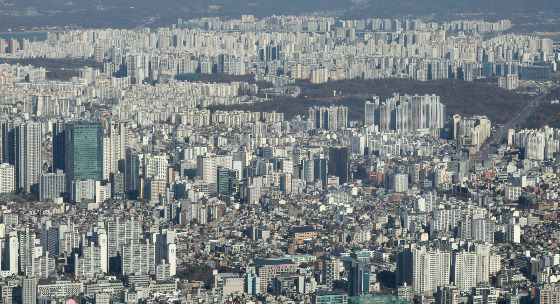 7일 한국부동산원 청약홈에 따르면 올해 1~11월 분양에 나선 국토교통부 시공능력평가 10위권 내 이름을 올린 대형 건설업체의 1순위 평균 청약경쟁률이 17.8 대 1을 기록했다. 그 외의 건설업체 1순위 평균 청약경쟁률은 4.7 대 1로 집계되며 대형 건설업체의 우위 선점이 드러났다./사진=뉴스1