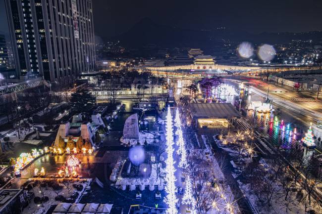 작년 말 서울빛초롱축제 당시 광화문광장의 모습. 올해는 더 크고 화려한 등(燈)을 켜고 레이저를 활용하며 프로젝션 매핑과 체험형 인터랙티브 콘텐츠 등도 도입한다.