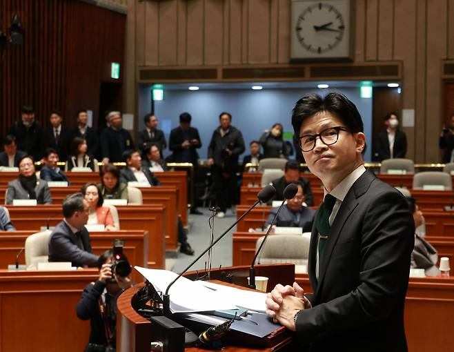 한동훈 법무부 장관이 지난 6일 국회 예결위회의장에서 열린 국민의힘 정책의원총회에서 ‘출입국 이민관리청 신설 방안’에 대해 제안설명을 하고 있다. [연합]