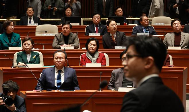 한동훈 법무부 장관이 지난 6일 국회 예결위회의장에서 열린 국민의힘 정책의원총회에서 ‘출입국 이민관리청 신설 방안’에 대해 제안설명을 하고 있다. [연합]