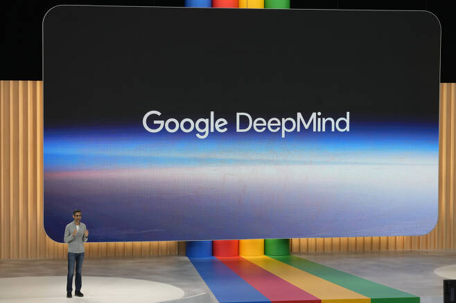 순다르 피차이 구글 CEO가 지난 5월 미국 캘리포니아 본사에서 구글 딥마인드의 차세대 인공지능인 제미나이 개발 청사진을 설명하고 있다. 이후 6개월만에 구글은 제미나이를 전격 공개했다. [AP]