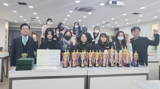 지난 3일 열린 제4회 K-BEAUTY World Contest Expo 대회’에서 수상한 계명문화대 뷰티크리에이터학부 학생들과 지도교수.[계명문화대 제공]