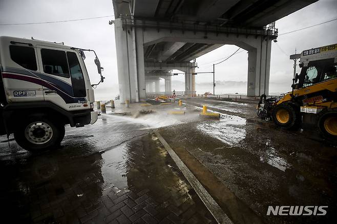 [서울=뉴시스] 정병혁 기자 = 지난 7월18일 서울 서초구 반포한강공원에서 침수 피해 복구 작업이 진행되고 있는 모습. 2023.07.18. jhope@newsis.com