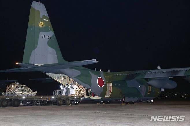 [고마키=AP/뉴시스]2022년 1월 일본 중부 아이치현 고마키시에 있는 한 공군기지에서 항공자위대가 물자를 군용화물기에 싣고 있다. 2023.12.07.