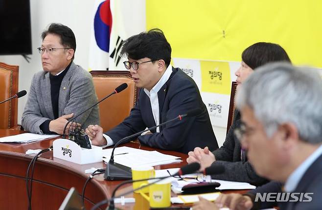 [서울=뉴시스] 조성봉 기자 = 김준우 정의당 비대위원장이 7일 오전 서울 여의도 국회에서 열린 비상대책위원회 회의에서 발언하고 있다. 2023.12.07. suncho21@newsis.com