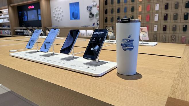 [하남=뉴시스] 윤정민 기자 = 애플은 애플 하남 개점 기념으로 9일 당일에 방문 고객을 대상으로 스테인리스 스틸 텀블러(사진)를 제공할 예정이다. 2023.12.07. alpaca@newsis.com *재판매 및 DB 금지