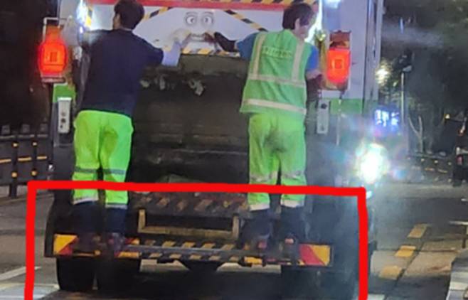 환경미화원이 청소차 발판(빨간색 표시)을 밟고 이동중이다. 구로구환경분회 제공