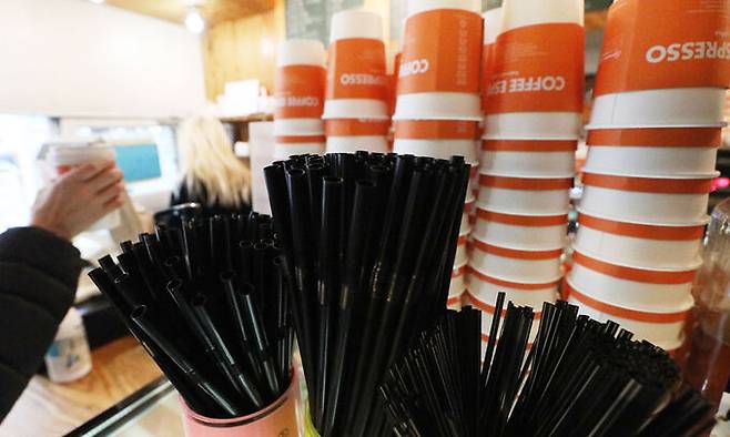 서울 시내 한 카페에 일회용 빨대와 컵이 가득 놓여있다. 뉴시스