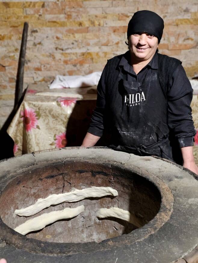 실다 와이너리 화덕에 굽는 전통 빵 만들기.