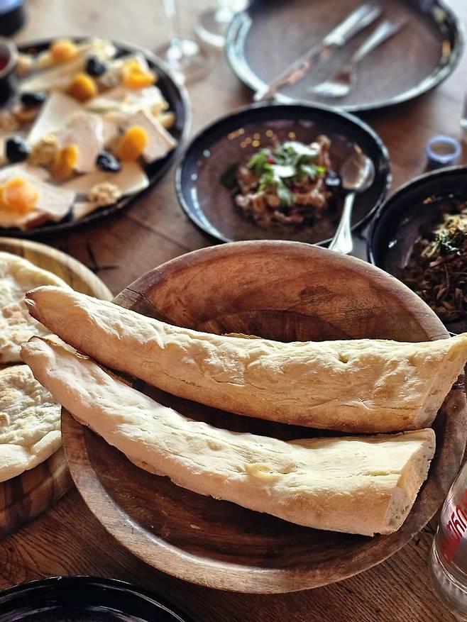 화덕에 구운 전통 빵.