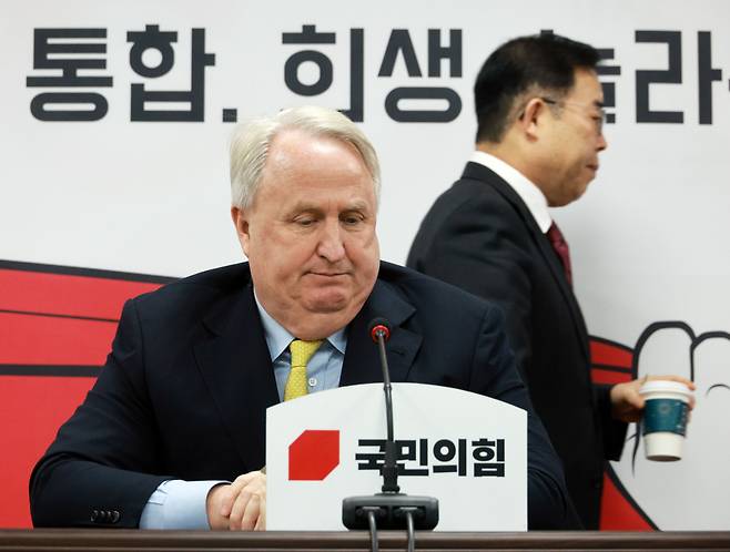 인요한 혁신위원장이 7일 서울 여의도 국민의힘 당사에서 열린 제12차 전체회의에서 생각에 잠겨있다. ⓒ연합뉴스
