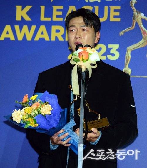 4일 서울 송파구 롯데호텔 월드에서 ‘2023 하나원큐 K리그 대상‘ 시상식이 열렸다. K리그1 MVP를 수상한 김영권(울산현대)이 소감을 밝히고 있다. 김민성 기자 marineboy@donga.com