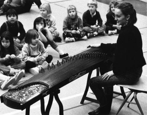 조세린 교수가 1990년대 초 알래스카 길드 앙상블 일원으로 참가해 현지 초등학생들 앞에서 중국의 21현 구쟁을 연주하고 있다. 사진작가 Hal Gage 제공