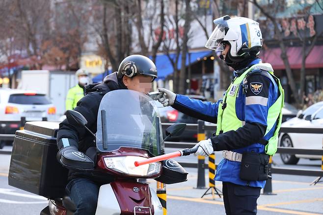 음주단속 하는 대전 경찰 [촬영 강수환]