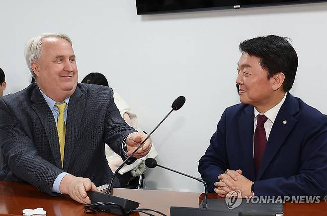 대화하는 인요한-안철수 (서울=연합뉴스) 한종찬 기자 = 인요한 국민의힘 혁신위원장과 국민의힘 안철수 의원이 7일 오후 서울 여의도 국회 의원회관에서 이야기를 하고 있다. 2023.12.7 saba@yna.co.kr