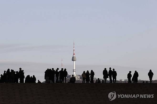 맑은 날 (서울=연합뉴스) 강민지 기자 = 대체로 맑고 포근한 날씨를 보인 7일 오전 서울 용산구 국립중앙박물관 열린마당에서 학생들이 입장을 기다리고 있다. 2023.12.7 mjkang@yna.co.kr