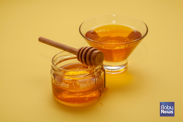 꿀은 천연에서 나는 최고의 보습제이며, 피부 염증을 줄여주는 역할도 하며&nbsp;피부를 진정시켜 주기에&nbsp;트러블 피부나 여드름 피부에도 잘 맞는 재료이다.&nbsp;ⓒ베이비뉴스