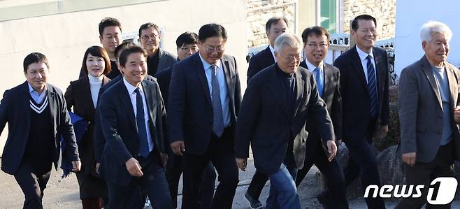 지난 5일 더불어민주당 경남지역 원외 지역위원장들이 문 전 대통령을 예방한 가운데 평산책방으로 이동하고 있다.(민주당 경남도당 제공)