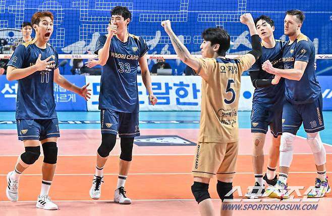 7일 장충체육관에서 열린 프로배구 V리그 우리카드와 대한항공의 경기, 우리카드 마테이와 김지한이 대한항공을 세트 스코어 3대1로 누르고 기뻐하고 있다.