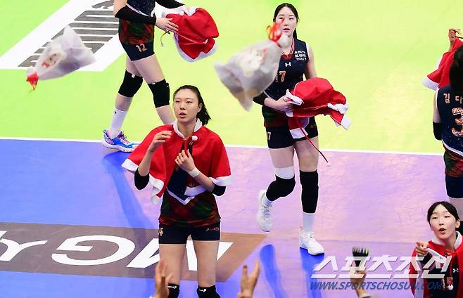 산타 유니폼 입고 팬 서비스를 해주는 양효진.