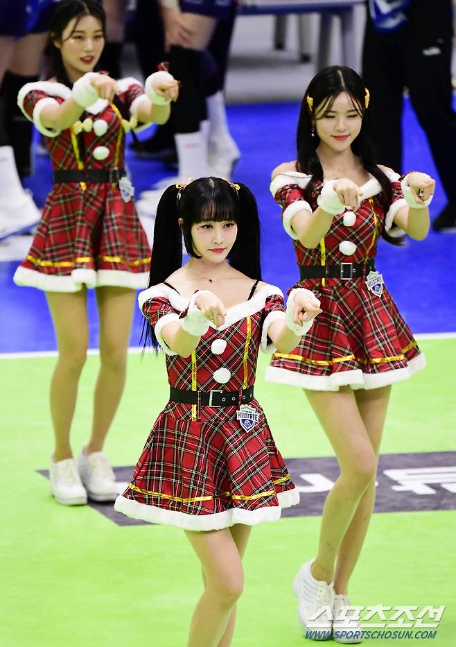 치어리더들의 화려한 무대.