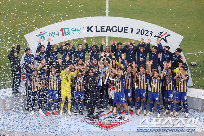 울산문수축구경기장/ K리그1/ 울산현대축구단 vs 전북현대모터스/  우승 세레머니/ 챔피온, 트로피, 단체/ 사진 이완복