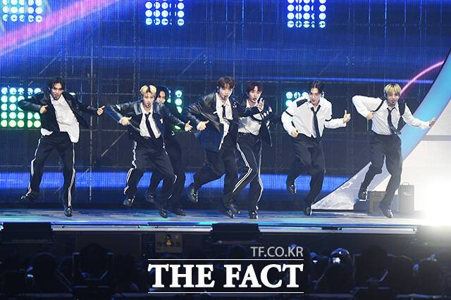 그룹 라이즈가 10일 열린 '2023 더팩트 뮤직 어워즈'에서 'Get A Guitar' 무대를 선보이며 팬들을 열광시켰다. /장윤석 인턴기자