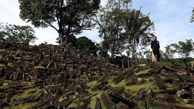 ‘구눙 파당’ 유적지 조사를 위해 과학자들은 탐사 드릴, 지면 투과 레이더 등을 동원했다