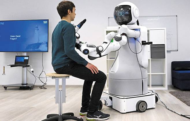 독일 뮌헨공대 로봇연구소가 개발한 휴머노이드 로봇 ‘가미(GARMI)’. 고령층 돌봄에 특화된 로봇이다. /AFP 연합뉴스