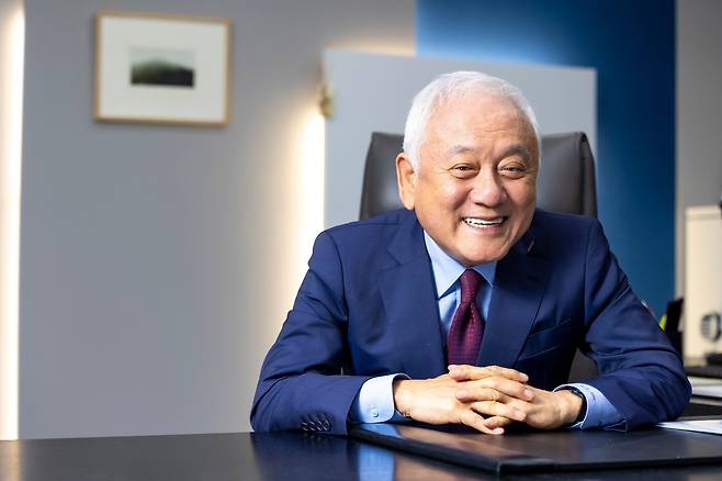 국민통합위원회 김한길 위원장은 "적극 지지층(강성 팬덤)이 오히려 민주주의를 훼손시키는 사건이 비일비재하다"고 말했다. 그는 문학으로 출발해 정치로 건너왔다. “문학과 정치는 사람과 세상에 대한 관심이라는 점에서 같아요. 문학은 그 관심을 다른 관점으로 표출하고, 정치는 현실적이고 제도적으로 표출한다는 게 차이점이지요.” /이신영 영상미디어 기자