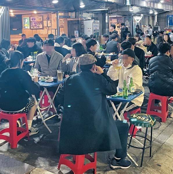 651일만에 맛보는 자유 - 단계적 일상 회복(위드 코로나) 시행 첫날인 1일 오후 서울 중구 을지로의 주점 밀집 거리가 식사와 술을 즐기려는 사람들로 가득 차 있다. 이날부터 단계적 일상 회복 1단계가 적용되면서 수도권은 10명, 비수도권은 12명(식당·카페에서 미접종자는 4명까지)이 모일 수 있다. 유흥 시설을 제외한 모든 다중 이용 시설의 영업 시간 제한도 해제됐다. /장련성 기자