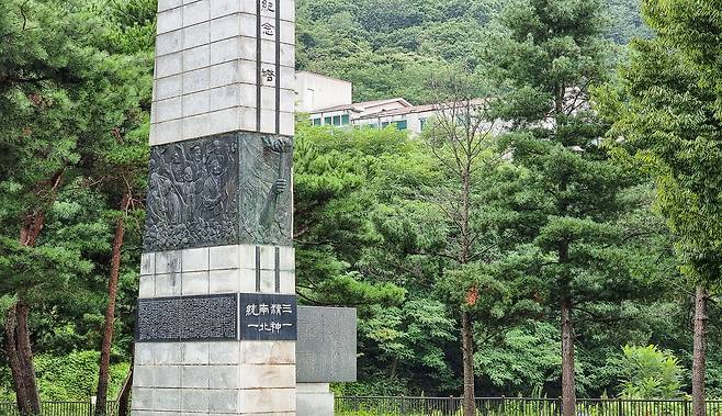 충청남도 천안시 입장면 양대리에는 이곳 직산금광에서 벌어진 만세운동을 기리는 기념탑이 서 있다. 금광 공장은 탑 뒤편 공장건물 부지에 있었다. 미국 금광업자 앨버트 테일러는 직산금광을 개발하면서 1919년 3.1만세운동을 보도하는 기자 역할도 수행했다. /박종인