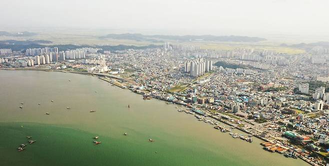 군산항. 1899년 대한제국이 이 항구를 개항한 이래 수많은 사람들이 군산을 스쳐갔다. 서글픈 식민의 풍경 속에서 새로운 그림을 그리던 조선사람들, 그리고 꿈을 이루기 위해 조선을 찾은 일본 서민과 자본가까지. 군산이라는 도시는 그들이 남긴 흔적을 애써 지우지 않고 21세기 대한국인들이 볼 수 있도록 보존해놓았다. /사진가 서경석