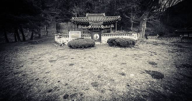 충북 괴산에는 조선 후기 노론 영수 우암 송시열 무덤이 있다. 영조 때 경기도 수원에서 이리로 이장된 묘 아래 비각 안에는 정조가 비문을 지은 신도비가 서 있다. ‘효종이 송시열과 함께 북벌을 추진했다’는 내용이 적혀 있다. 그런데 송시열은 효종을 독대(獨對)한 자리에서 북벌 10년 계획을 세우자는 제안을 “마음 수양부터 한 뒤 뭘 해도 하라”며 거부한 인물이다. 노론 지지를 받으며 등극한 정조는 사실과 다른 내용을 비문에 기록했다. 송시열이 지휘한 서인(西人)과 노론(老論)은 정적인 남인과 소론을 대상으로 수시로 공작정치를 벌였다. 그리고 사실과 다른 내용을 여러 비석에 기록함으로써 진실을 은폐했다. /박종인 기자