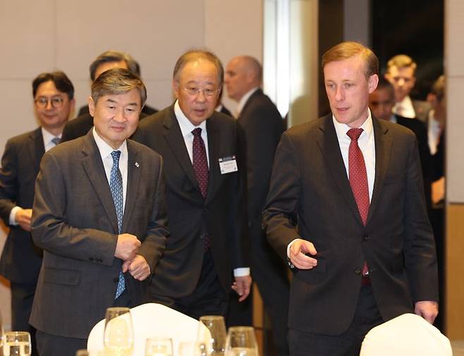 조태용(왼쪽) 국가안보실장과 제이크 설리번 미국 NSC 국가안보실장, 류진 한국경제인협회장이 8일 오후 서울 여의도 한국경제인협회 컨퍼런스센터 에메랄드홀에서 열린 한국경제인협회, 한미 국가안보실장 초청 한미 차세대 핵심 신흥기술 협력 민관포럼 식장으로 입장하고 있다. ⓒ뉴시스