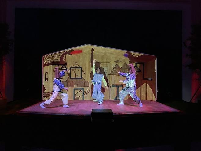 롯데월드와 예술기업 브러쉬씨어터가 협업한 인터렉션 패밀리쇼 '폴리팝' 공연 모습. 예술경영지원센터 제공