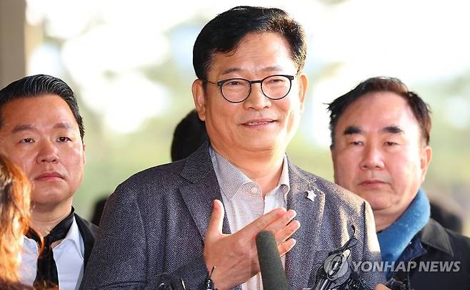 답변하는 송영길 전 대표 (서울=연합뉴스) 김도훈 기자 = 더불어민주당 전당대회 돈봉투 살포 의혹의 '정점'으로 지목된 송영길 전 대표가 8일 오전 검찰 조사를 받기 위해 서울 서초구 서울중앙지검에 출석하며 취재진 질문에 답하고 있다. 송 전 대표는 2021년 4월 무소속 윤관석 의원이 전당대회를 앞두고 민주당 의원들에게 300만원씩 든 돈봉투를 하는 과정에 개입한 의혹을 받고 있다. 2023.12.8 superdoo82@yna.co.kr (끝)