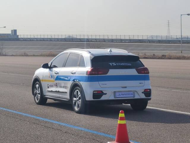 8일 경기도 화성시 한국교통안전공단 자동차안전연구원의 주행시험장에서 이상 가속 시 대처 방안 시연이 진행 중이다.