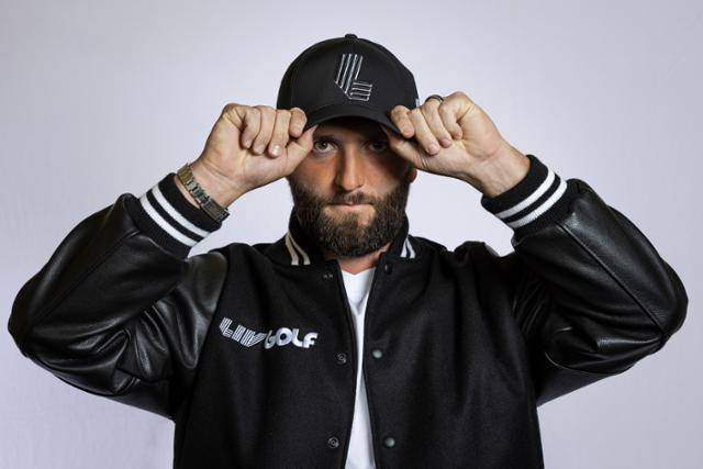 LIV 골프로 이적한 욘 람(스페인)이 8일 LIV 골프 로고가 적힌 모자와 점퍼를 입고 포즈를 취하고 있다.