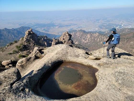 영암 고을이 내려다보이는 구정봉. 바위에 파인 물웅덩이가 9개 있다.