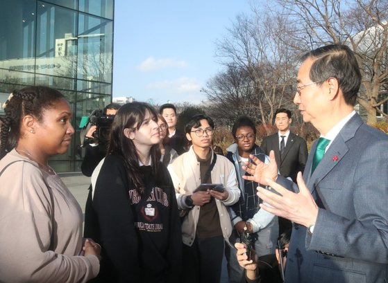 8일 오후 광주 국립아시아문화전당 국제회의실에서 열린 제8차 국가관광전략회의를 마치고 나오는 한덕수 총리가 외국 관광객들과 만나 대화를 나누고 있다. 뉴스1