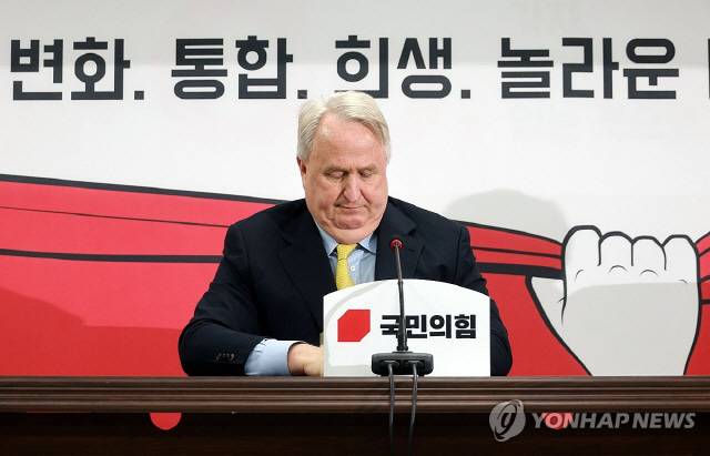 ▲ 국민의힘 인요한 혁신위원장이 7일 서울 여의도 국민의힘 당사에서 열린 제12차 전체회의에서 생각에 잠겨있다. 혁신위는 이날 조기 해산을 결정했다. 사진/연합뉴스