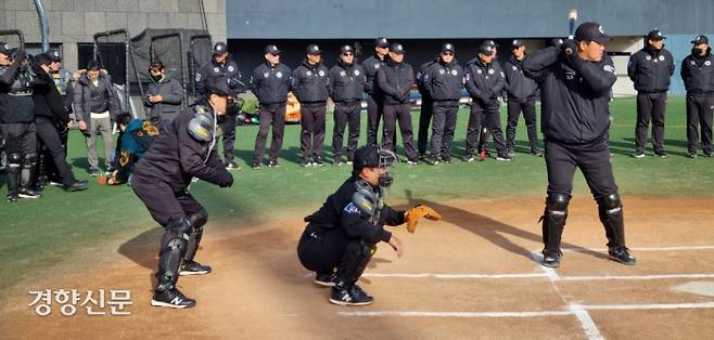 KBO 심판들이 7일 경기 이천 두산 베어스파크에서 열린 동계훈련 중 내년 도입될 자동 볼판정 시스템 적응 훈련을 하고 있다. 이천 | 배재흥 기자